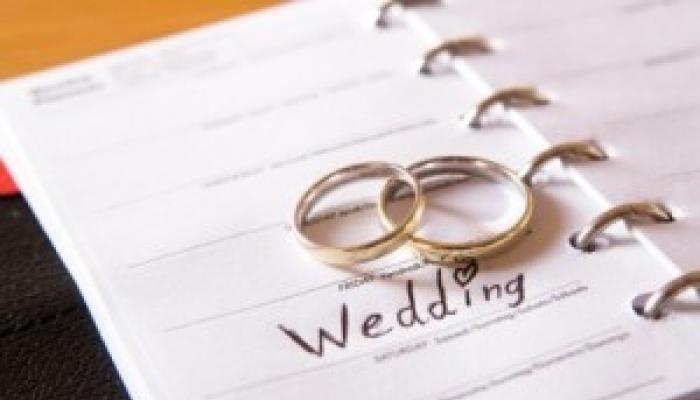 אישה נשואה חולמת להתכונן לחתונה
