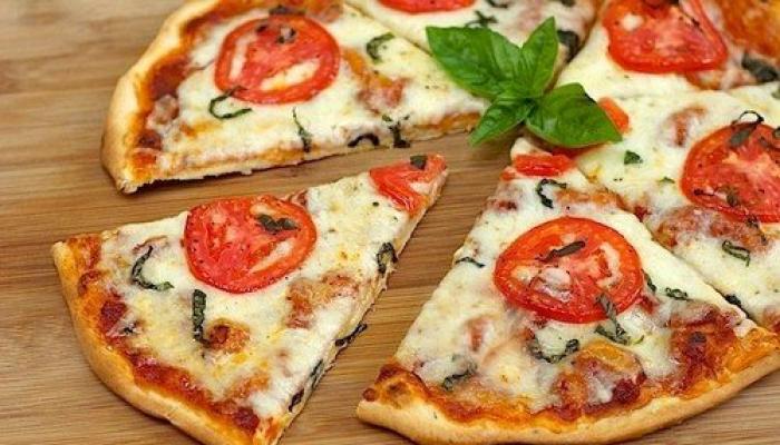 Masa de pizza: rápida y sabrosa, fina y suave, ¡como en una pizzería!