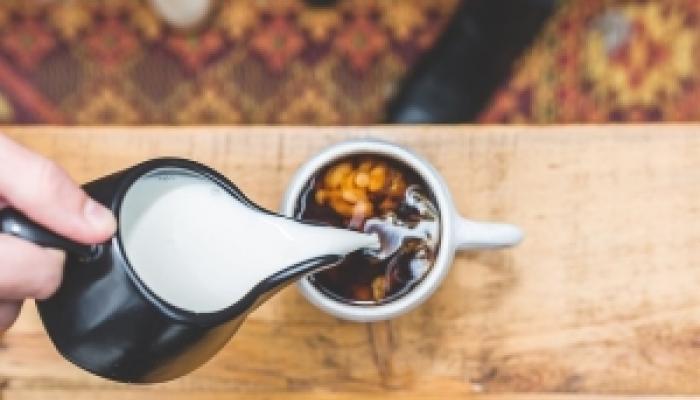 Pse qumështi i shtohet kafesë dhe si ndërveprojnë ato?