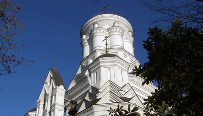 Moscú Iglesia de San Juan Bautista bajo un bosque de pinos Templo de la Decapitación de San Juan Bautista en Dyakovo