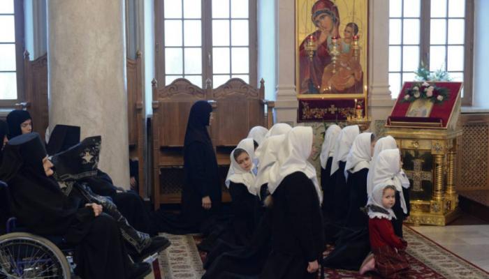 "اعتراف مبتدئ سابق": كيف تعيش النساء والأطفال في الدير