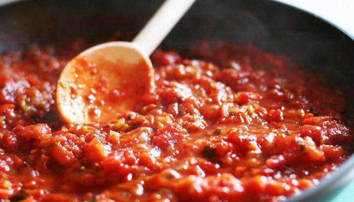 Spaghetti z sosem pomidorowym Makaron i pasta pomidorowa
